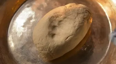 Stuffed chana dal paratha served with curd and pickle2